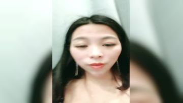 大一极品姐妹花全程露脸镜头前发骚，淫声荡语互动狼友，好姐妹被慢慢扒光，揉奶玩逼跳蛋摩擦，连逼毛都没有第01集