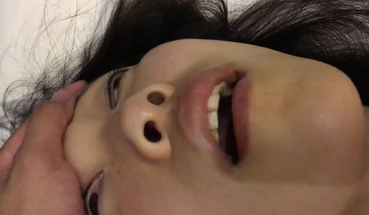 女友性感漂亮的小表妹聚餐时喝醉了带到酒店慢慢玩