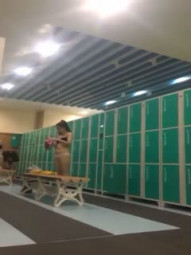 坑爹妹子女子更衣室偷窥专挑年轻漂亮妹子换衣服 还露了小脸共享了自己的大毛逼