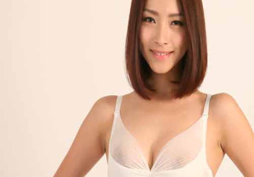 车模汤若言早期露点内衣写真