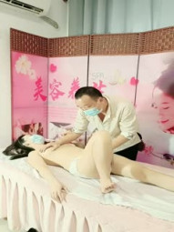 美容养生馆按摩师爆插极品白裙美女 推油到一半蜜穴不诚实地流出淫汁被发现 唯有肉棒解痒止水