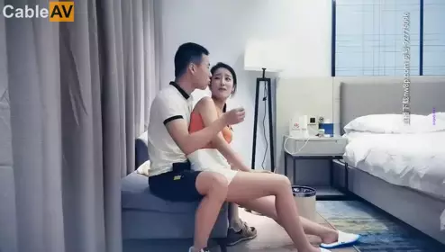 甜美女神露脸丝袜情趣诱惑，道具插逼浴室洗澡跟小帅哥激情啪啪