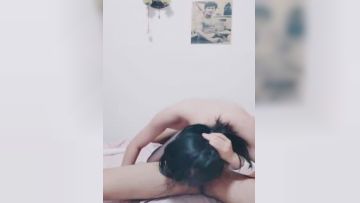 日常调教婊妹露脸跟狼友撩骚，让小哥剪开黑丝袜漏出逼逼，按摩棒玩弄，揉奶玩逼草嘴深喉口交，无套抽插内射第05集