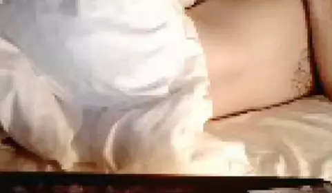 风情小迷妹露脸跟小哥激情啪啪，奶子不小还很坚挺，口交大鸡巴主动上位揉捏骚奶子，让小哥各种抽插内射看逼